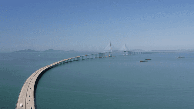 바다 위로 길게 뻗은 다리