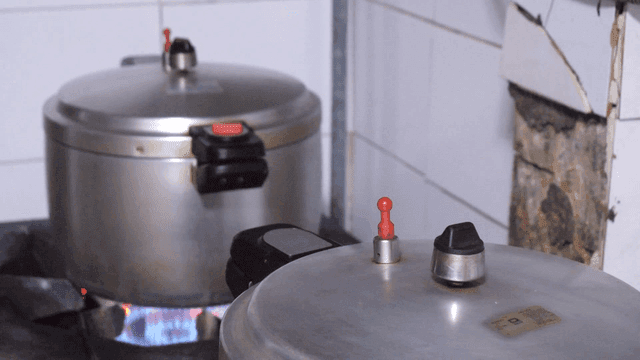 가스레인지 위의 압력솥