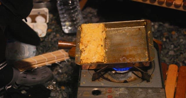 야외 그릴에서 계란말이 만들기