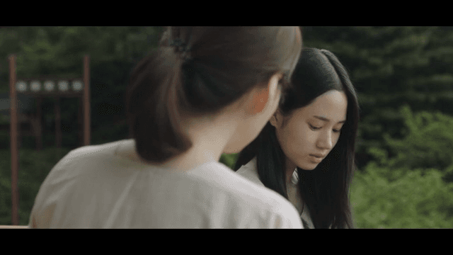 야외에서 대화하는 두 여성