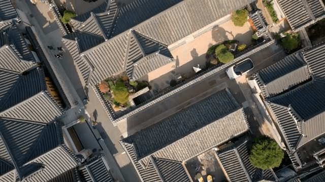 전통 한옥의 정교한 지붕