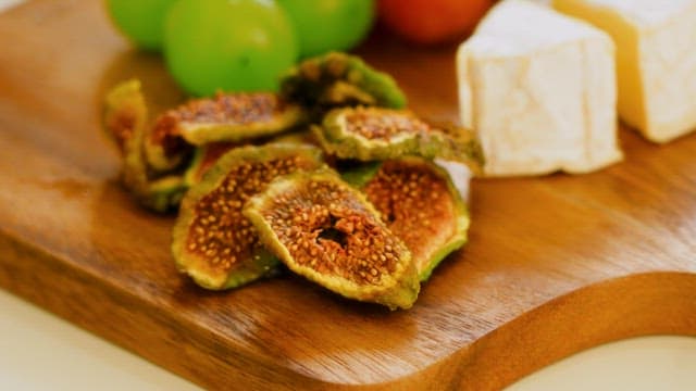 나무 판 위에 썰어놓은 무화과