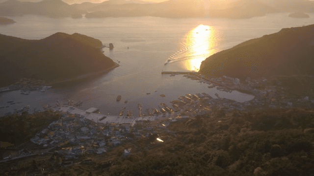 고요한 해안 풍경 위의 일몰