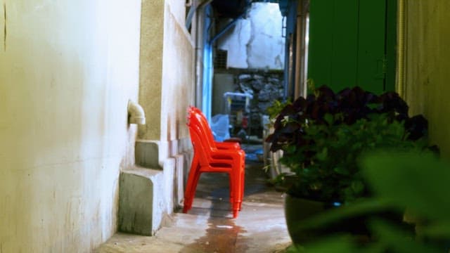 빨간 의자가 쌓인 좁은 골목