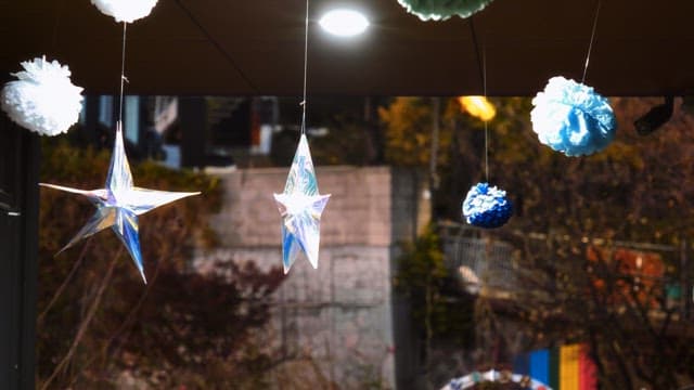 현관 지붕 아래에 매달린 장식들