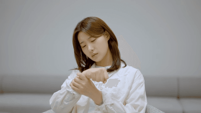 아픈 손목을 스트레칭하는 여성