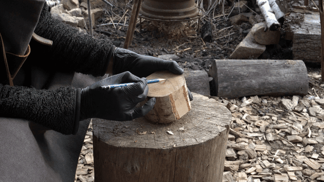 통나무 위 재료에 표시를 하는 장인