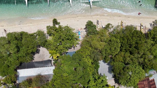 해변 옆 맑은 청록색 물 위의 보트