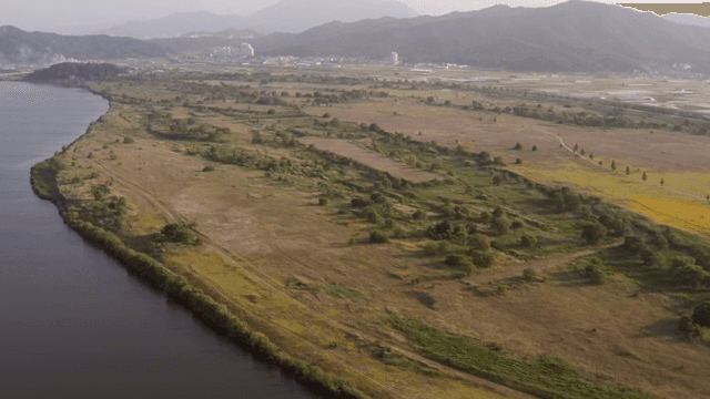 옆으로 강이 흐르는 광활한 들판