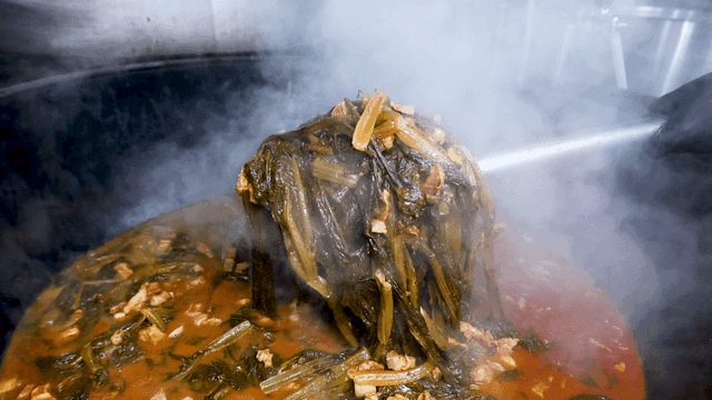 Boiling gatgimchi stew in large pot
