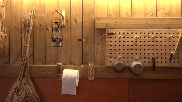 랜턴과 도구가 있는 소박한 작업실 나무 벽