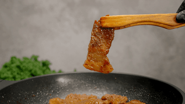 Cooking marinated meat in a pan