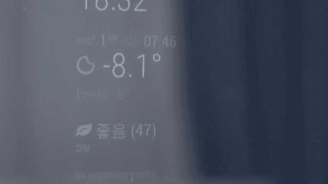 날씨와 시간을 보여주는 디지털 화면