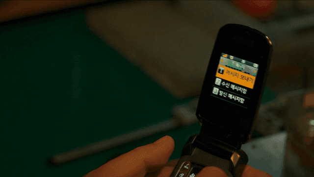 구형 플립폰을 사용하는 사람