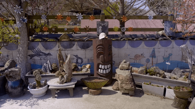 장승과 조각상이 있는 정원