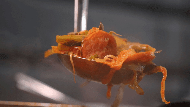 소시지가 들어간 부대찌개 국자