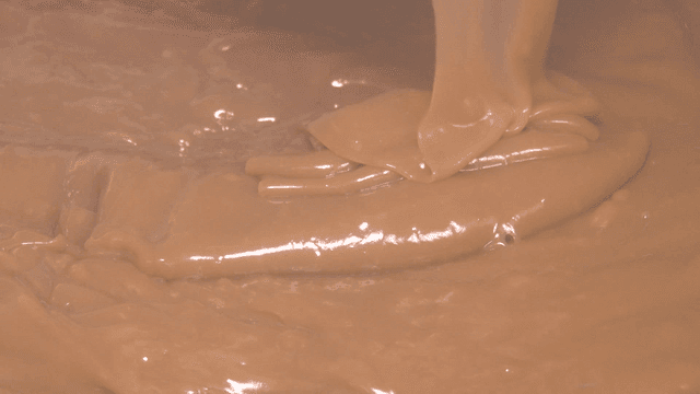 주걱에서 흘러내리는 갈색 소스