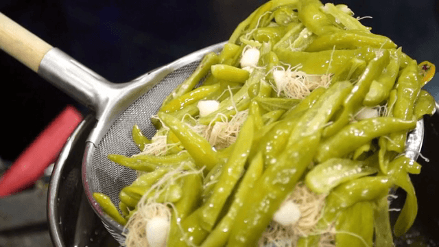 냄비에서 끓고 있는 대파뿌리와 청양고추