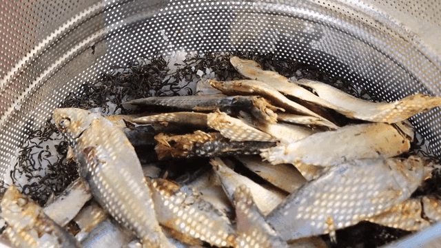 녹차 잎 위에 밴댕이를 올리는 장면