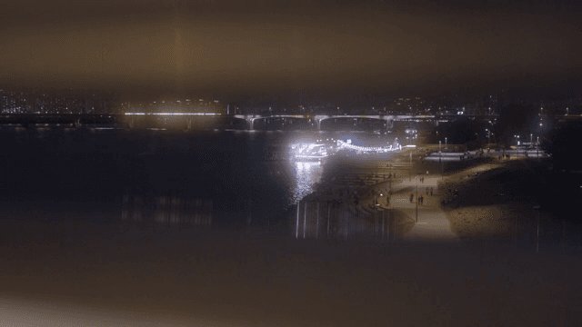 강변 공원과 다리의 야경