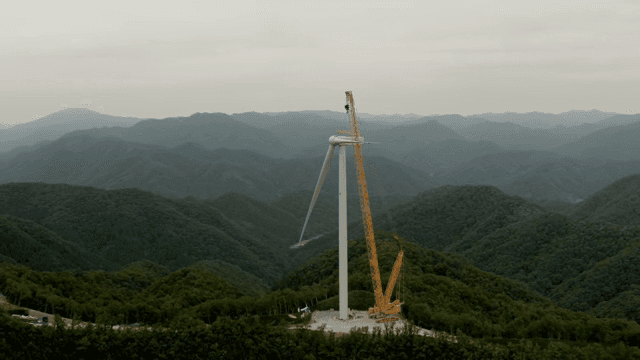 산 위의 풍력 터빈 건설 현장