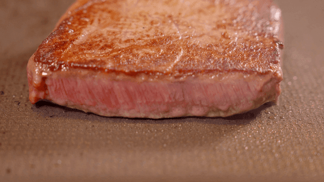 뜨거운 그릴에서 지글거리는 육즙 가득한 스테이크