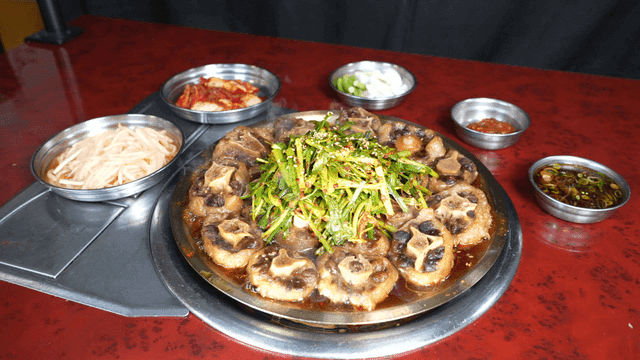 Boiled oxtail with side dishes