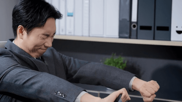 사무실에서 일을 다 끝낸 후 일어나는 남성