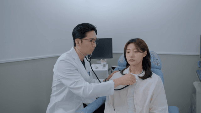 의사가 청진기로 환자를 진찰하는 모습