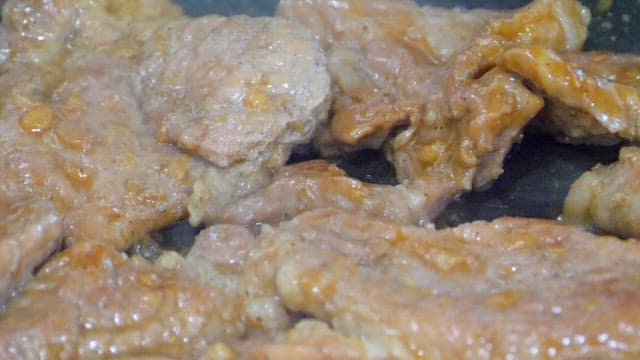 불판 위에서 구워지고 있는 양념갈비