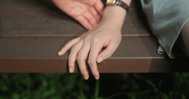 벤치에서 손을 잡고 있는 두 사람