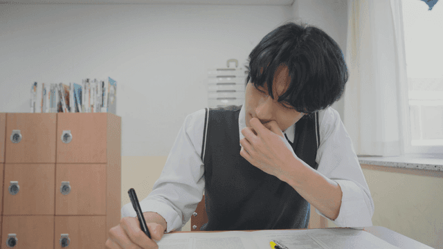 문제를 풀며 불안하게 고민하는 학생