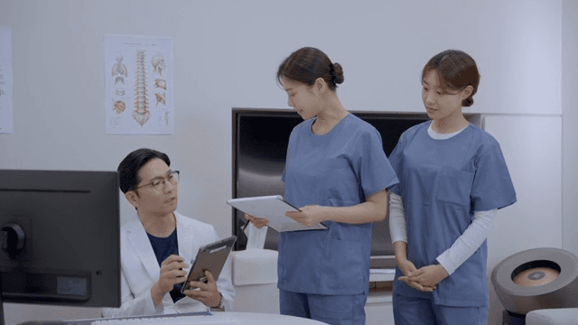환자 진료를 논의하는 의사와 간호사
