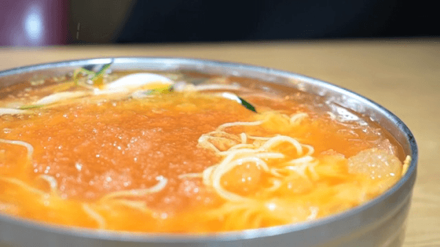 얼음 육수에 담긴 냉면