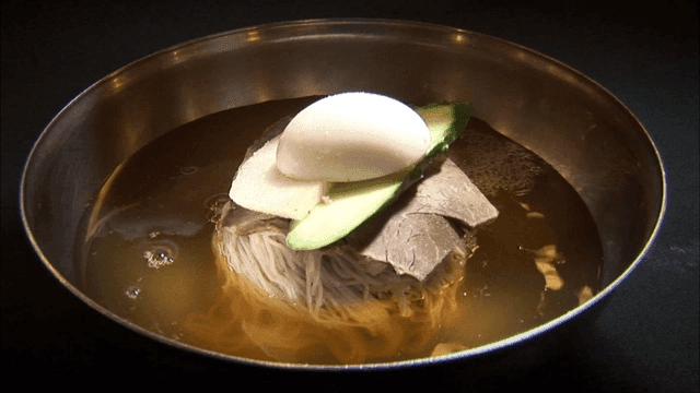 금속 그릇에 담긴 냉면