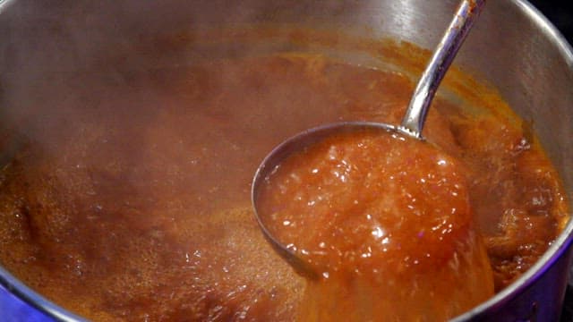 국자로 젓는 끓고 있는 매운 찌개