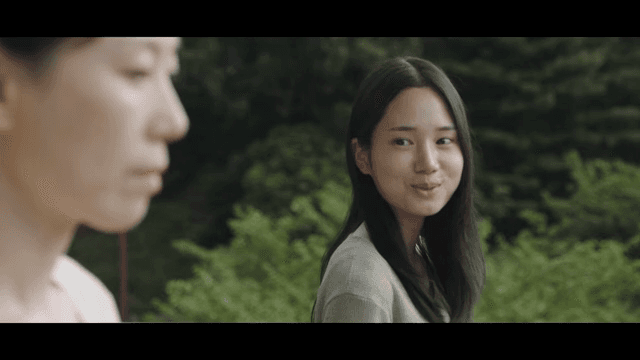 야외에서 대화하는 두 여성