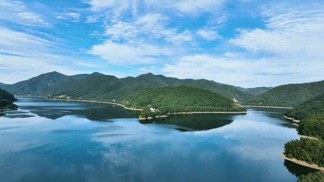 푸른 산으로 둘러싸인 고요한 호수