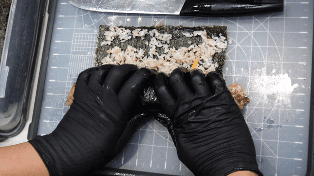 삼겹살 김밥을 말아내는 요리사