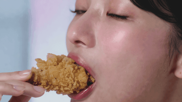 바삭한 치킨을 먹는 여성