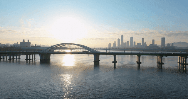 도시 스카이라인과 강 위의 다리