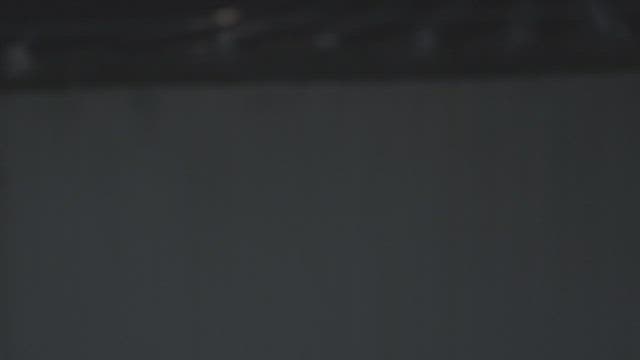 밤에 어두운 거리에서 핸드폰을 보며 혼자 걷고 있는 소녀