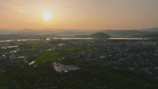 해질녘 산이 보이는 경치 좋은 마을