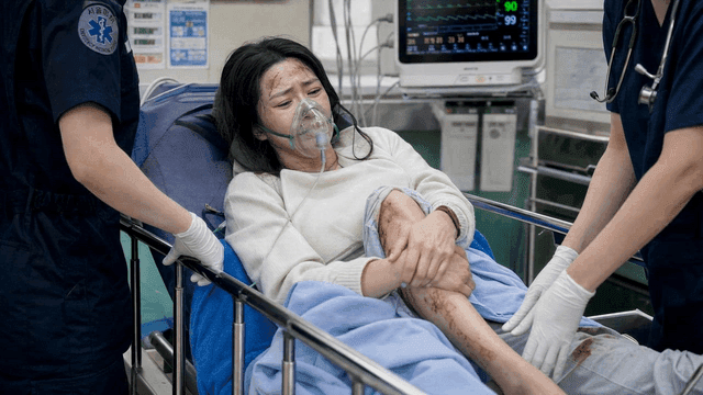 Female patient with leg injury in emergency room ward