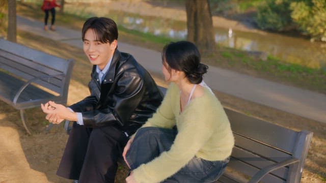 Couple talking on a park bench