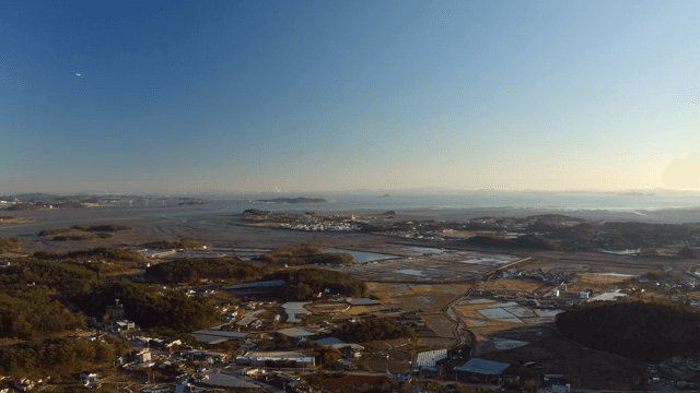 해안과 맞닿아 있는 시골 마을의 풍경