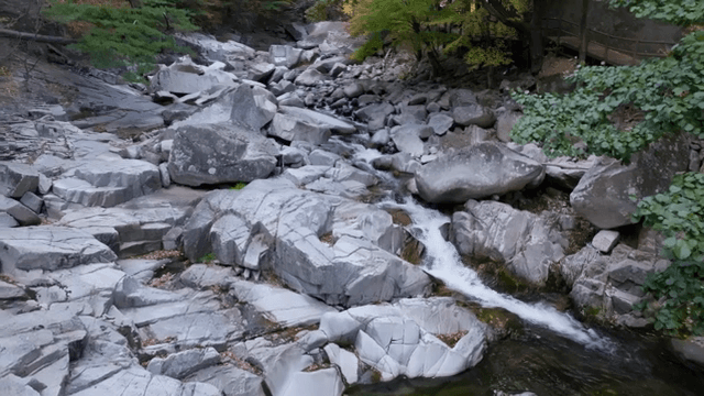 바위 사이로 흐르는 작은 폭포