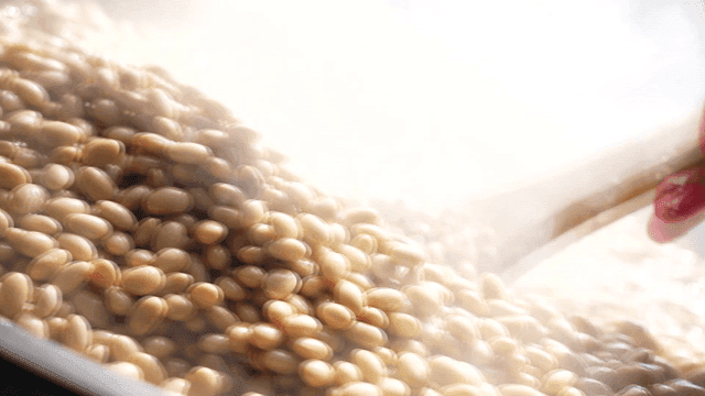 냄비 안 가득 채워진 삶은 콩
