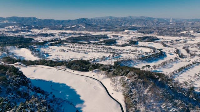 고요한 겨울 풍경과 구불구불한 강