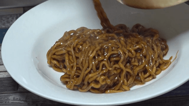 그릇에 담기는 짜장라면